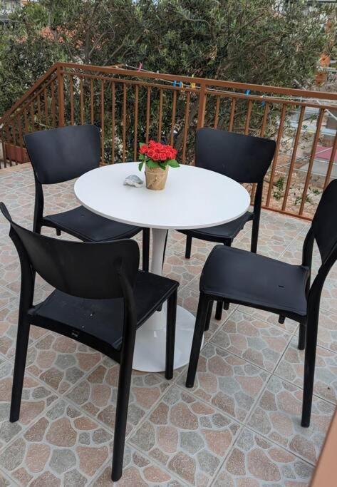 Zeezicht Appartement 50M From Beach Срима Екстериор снимка