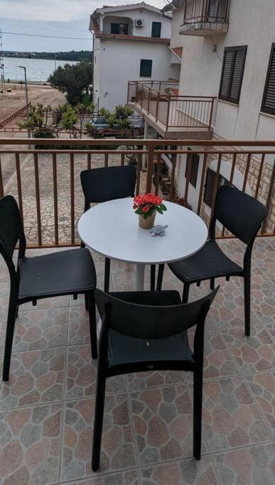 Zeezicht Appartement 50M From Beach Срима Екстериор снимка